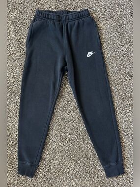 Nike Women's Sportswear Club black Fleece Joggers - size XS